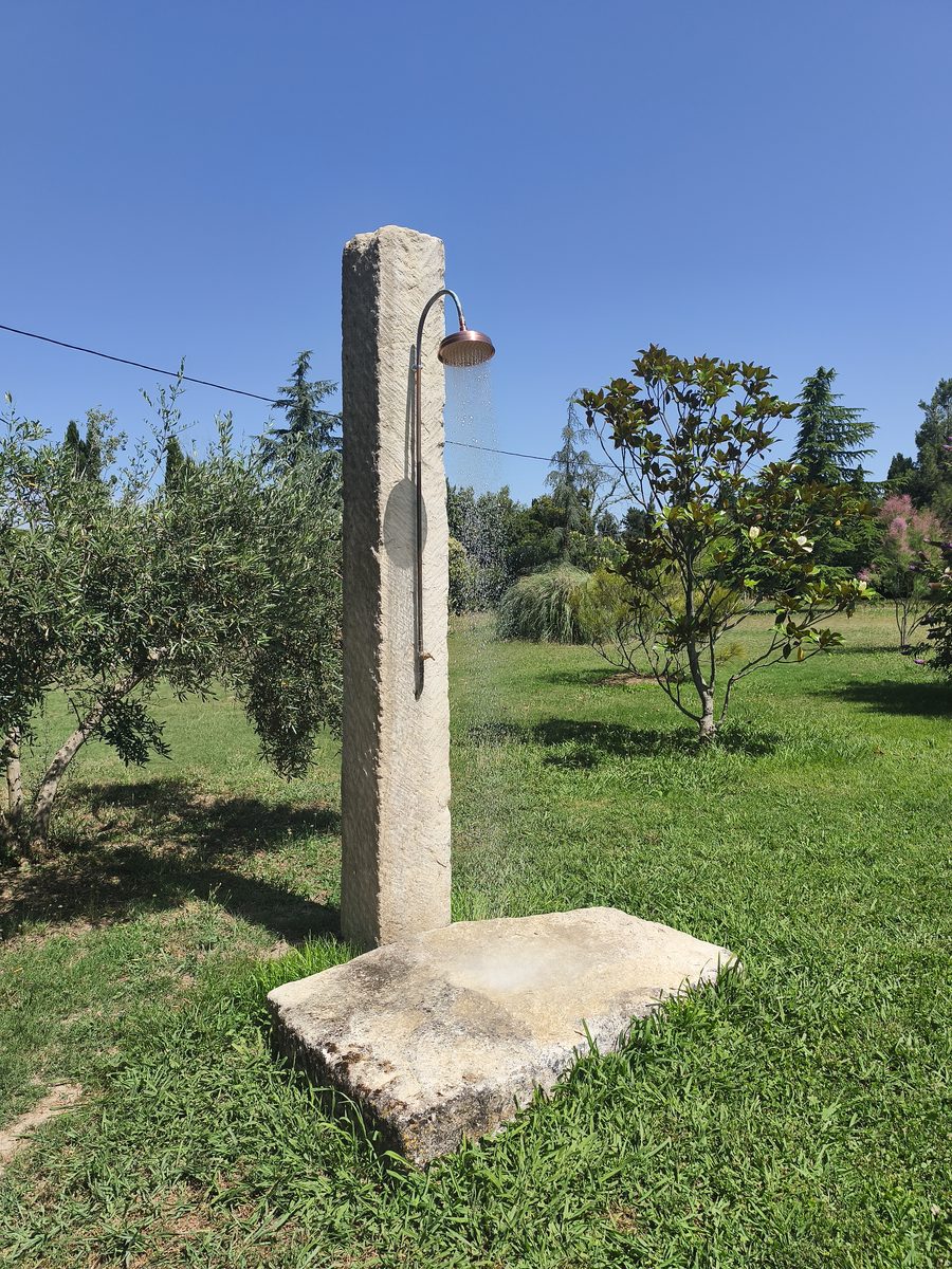 Douche extérieure en pierre dans le parc