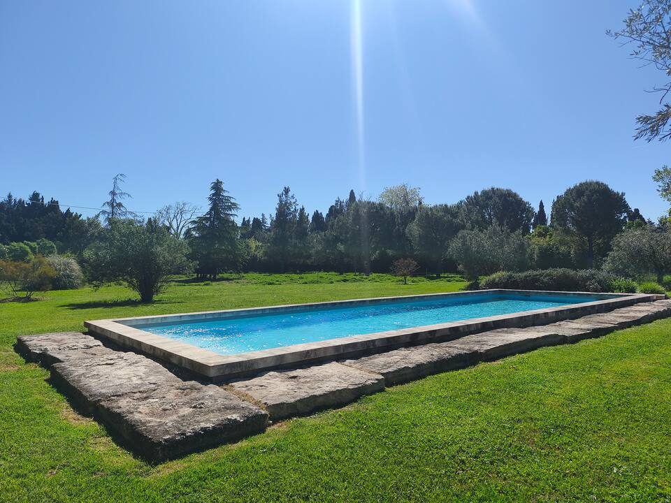 Coin lecture au bord de la piscine